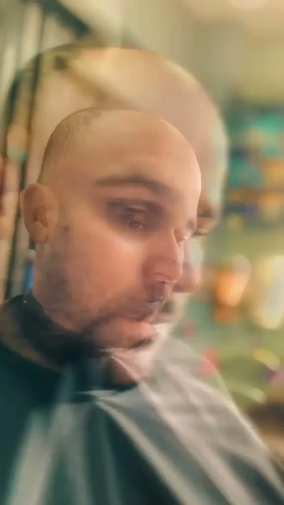 Antes: cliente de perfil, sem cabelo