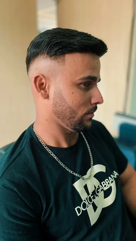 Depois: cliente de perfil com a prótese integrada ao corte