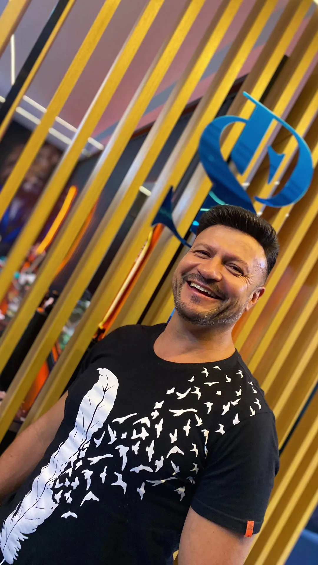 Cliente sorrindo depois da aplicação da prótese no Studio Premium